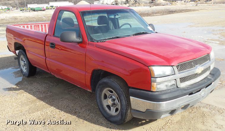 image for item L5652 2004 Chevrolet Silverado 1500 pickup truck