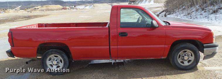 image for item L5652 2004 Chevrolet Silverado 1500 pickup truck