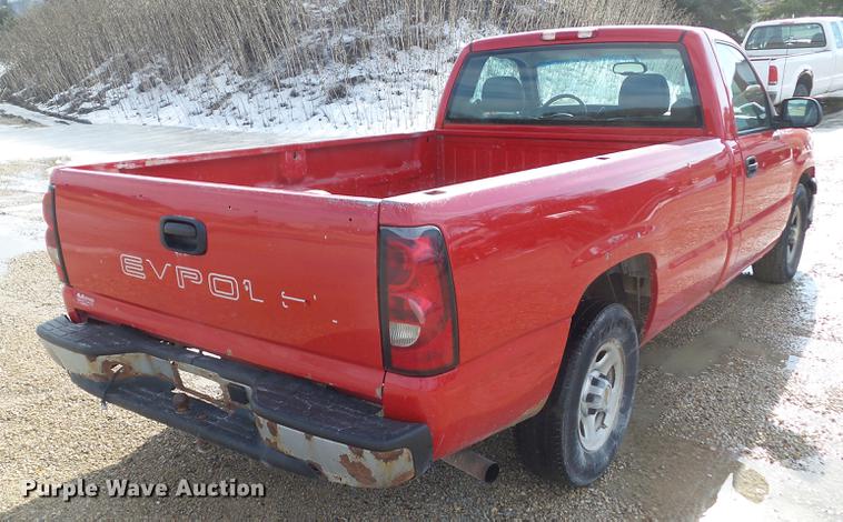 image for item L5652 2004 Chevrolet Silverado 1500 pickup truck
