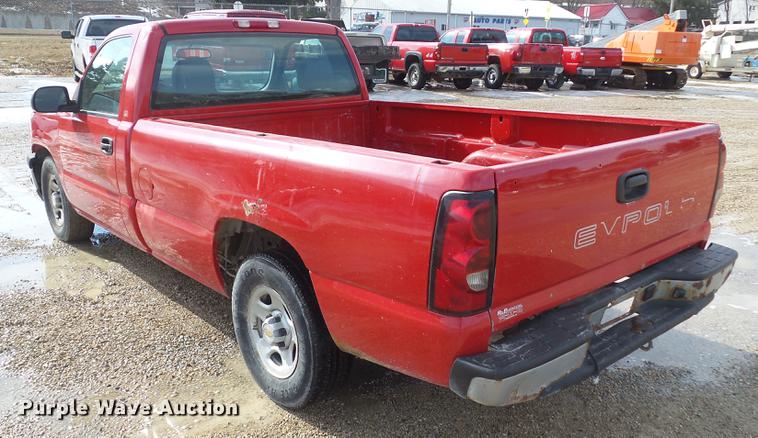 image for item L5652 2004 Chevrolet Silverado 1500 pickup truck