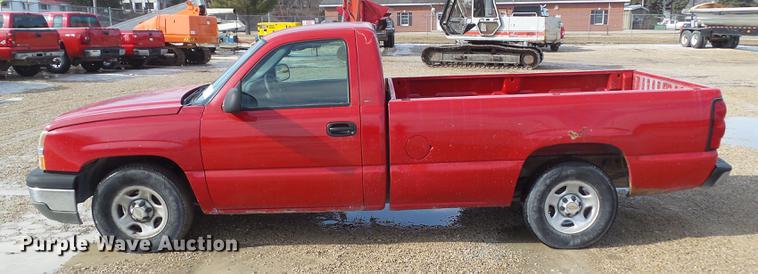 image for item L5652 2004 Chevrolet Silverado 1500 pickup truck