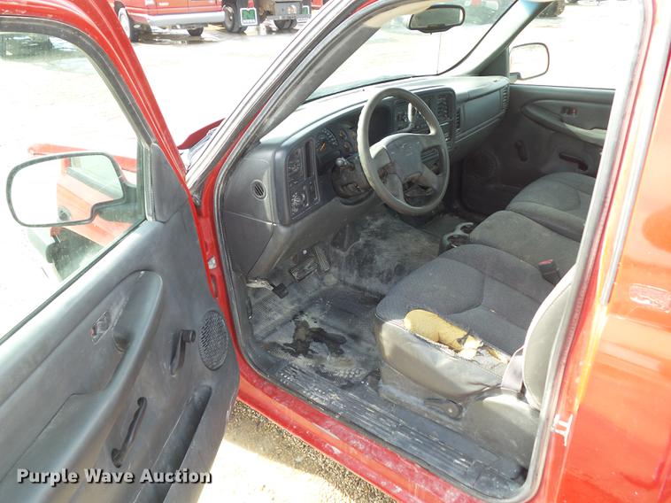 image for item L5652 2004 Chevrolet Silverado 1500 pickup truck