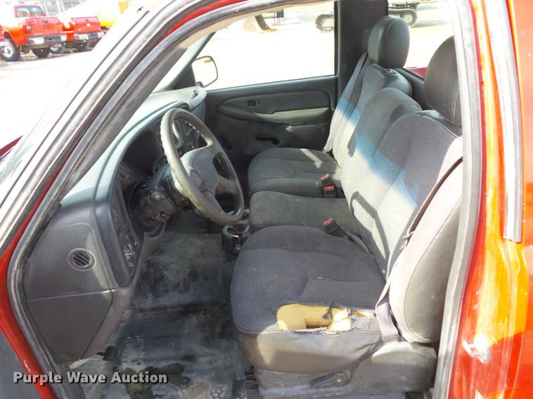 image for item L5652 2004 Chevrolet Silverado 1500 pickup truck