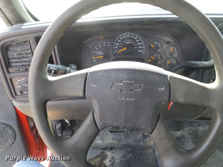 image for item L5652 2004 Chevrolet Silverado 1500 pickup truck