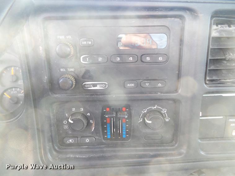 image for item L5652 2004 Chevrolet Silverado 1500 pickup truck