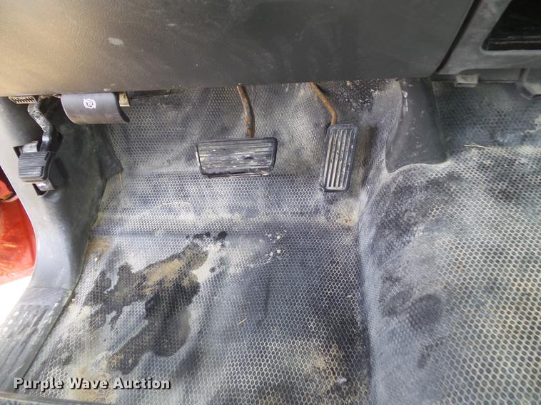 image for item L5652 2004 Chevrolet Silverado 1500 pickup truck