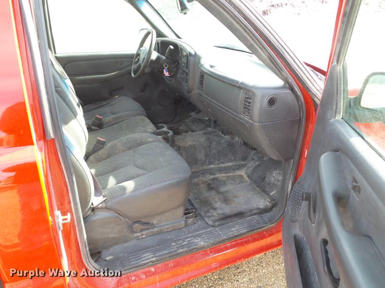 image for item L5652 2004 Chevrolet Silverado 1500 pickup truck