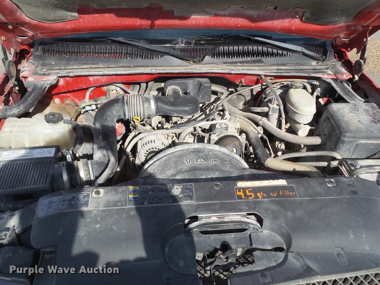 image for item L5652 2004 Chevrolet Silverado 1500 pickup truck