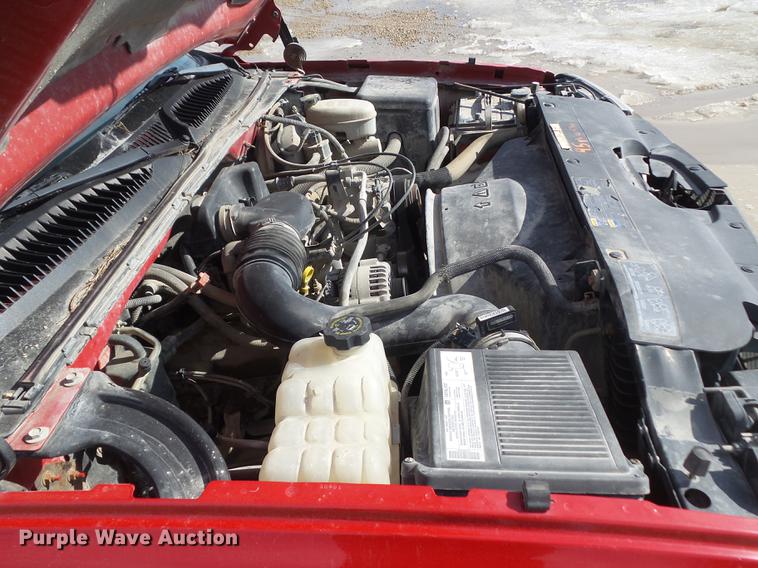 image for item L5652 2004 Chevrolet Silverado 1500 pickup truck