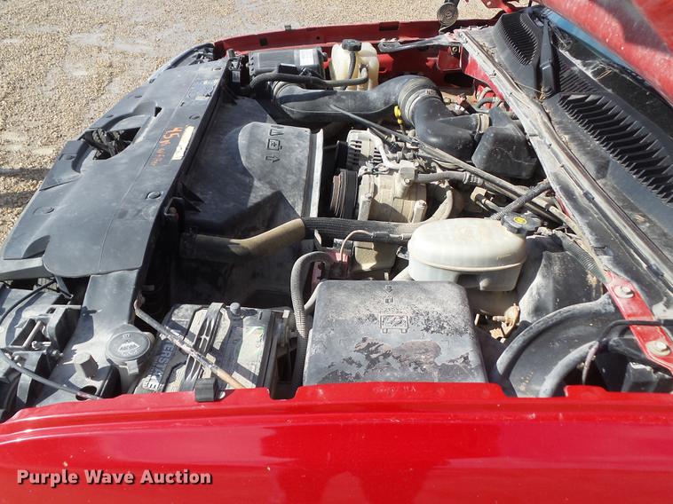 image for item L5652 2004 Chevrolet Silverado 1500 pickup truck