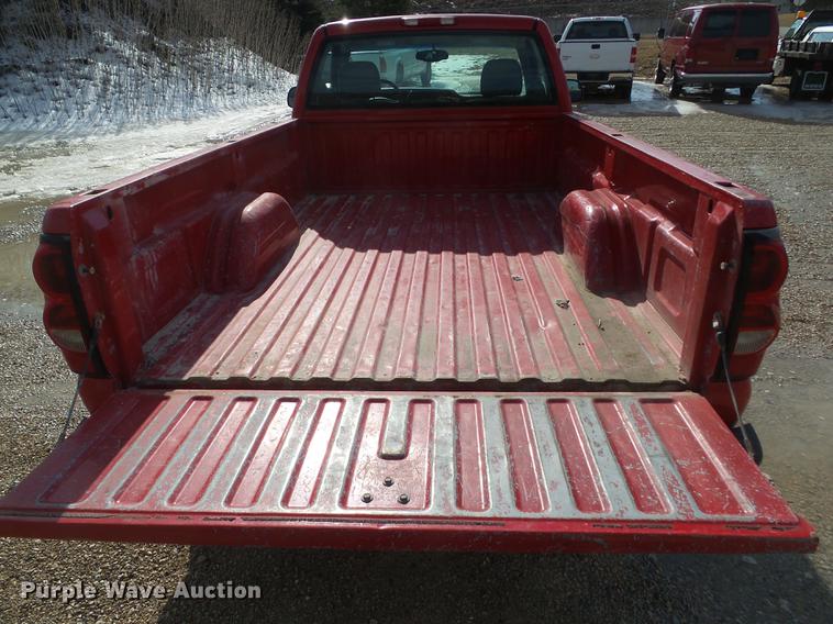 image for item L5652 2004 Chevrolet Silverado 1500 pickup truck