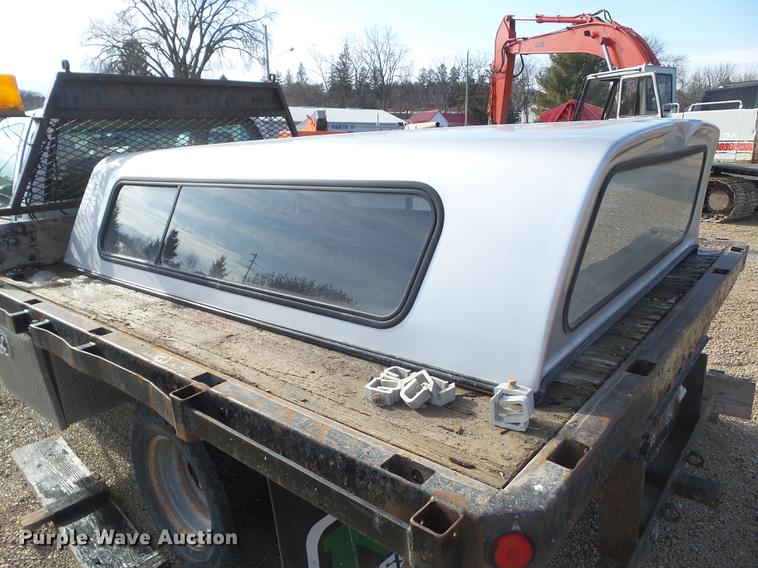 image for item L5652 2004 Chevrolet Silverado 1500 pickup truck