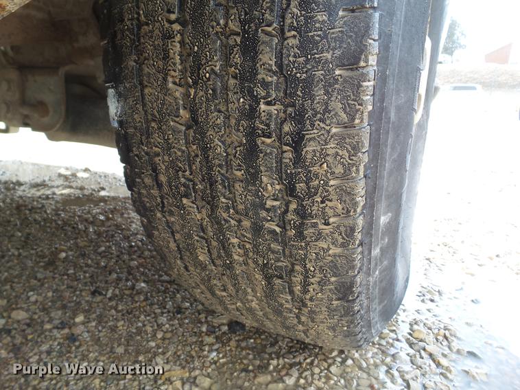 image for item L5652 2004 Chevrolet Silverado 1500 pickup truck