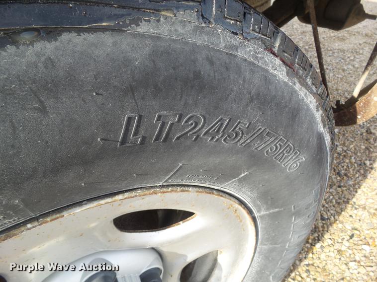 image for item L5652 2004 Chevrolet Silverado 1500 pickup truck