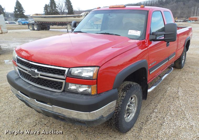image for item L5656 2007 Chevrolet Silverado 2500HD Ext. Cab pickup truck