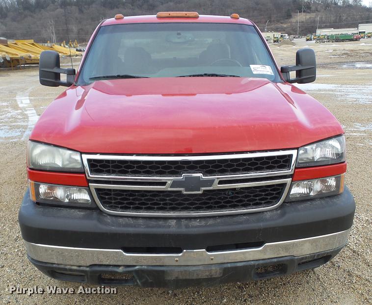 image for item L5656 2007 Chevrolet Silverado 2500HD Ext. Cab pickup truck