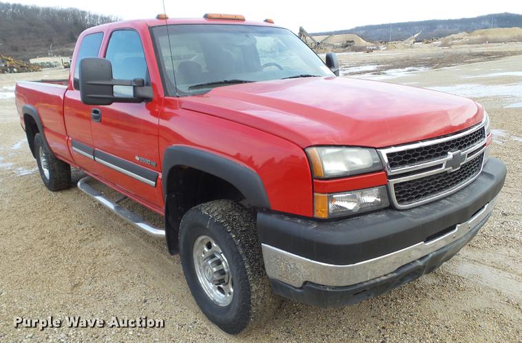 image for item L5656 2007 Chevrolet Silverado 2500HD Ext. Cab pickup truck