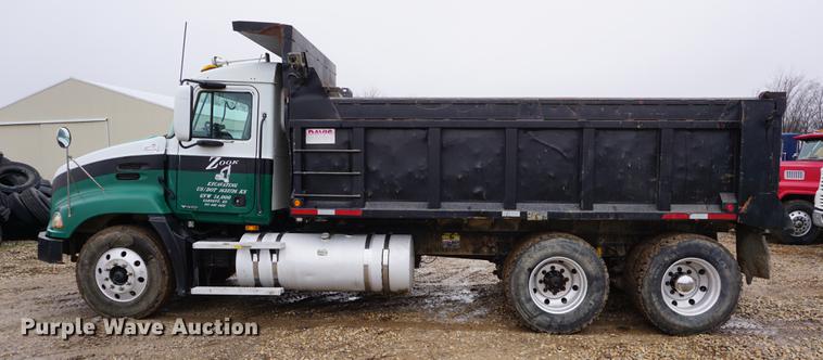 image for item DB0457 2002 Mack CX613 dump truck
