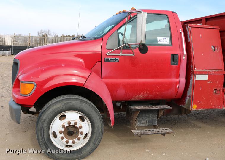 image for item DC3544 2000 Ford F650 Super Duty dump truck