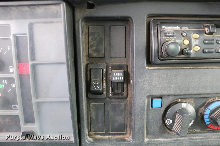 image for item DC3545 1998 International 4700 dump truck