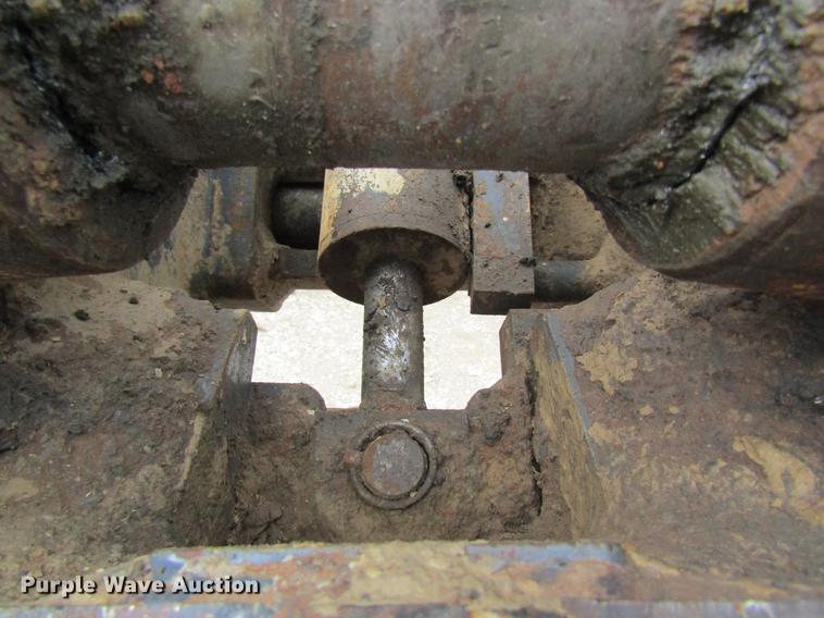 image for item DC4473 2005 John Deere 270 excavator