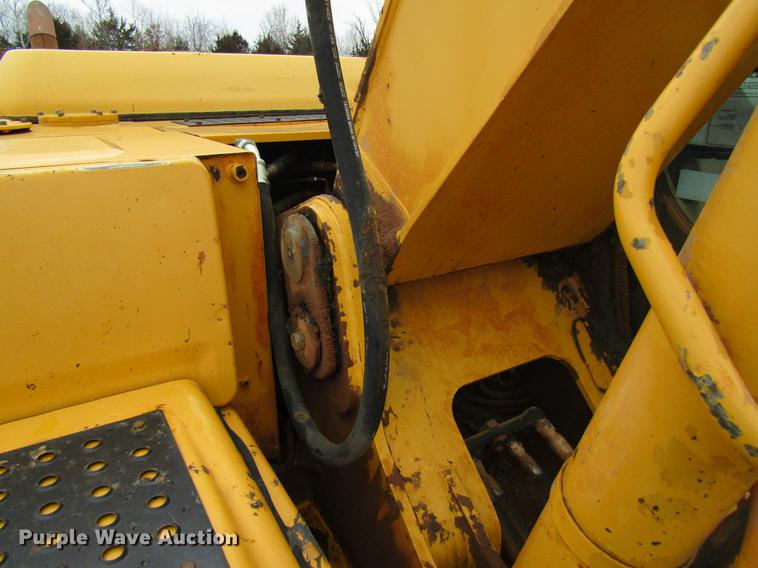 image for item DC4473 2005 John Deere 270 excavator