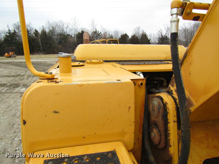 image for item DC4473 2005 John Deere 270 excavator