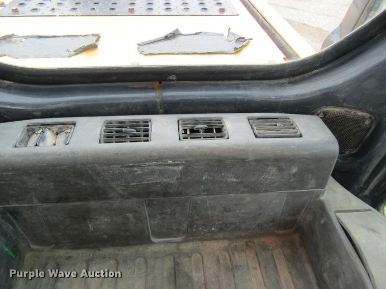 image for item DC4473 2005 John Deere 270 excavator