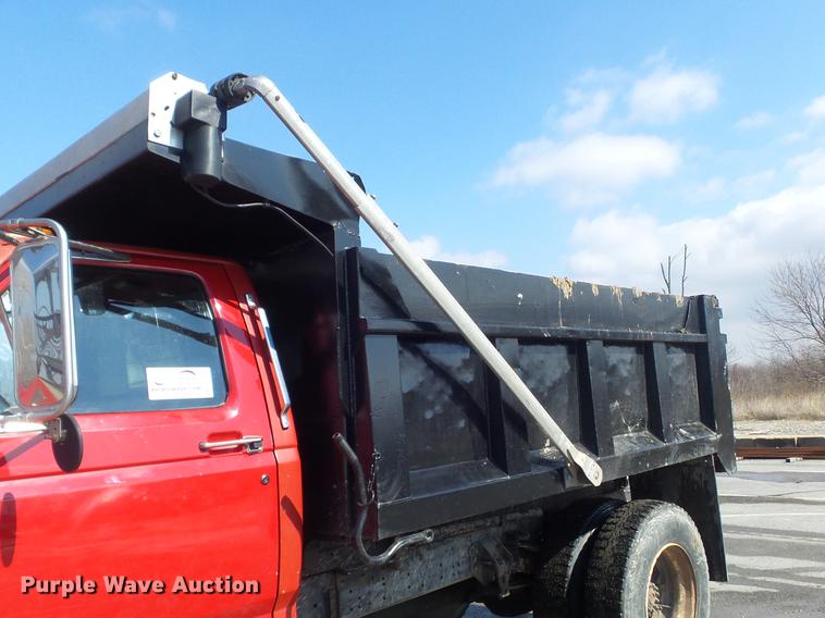 image for item DC7391 1996 Ford F800 dump truck