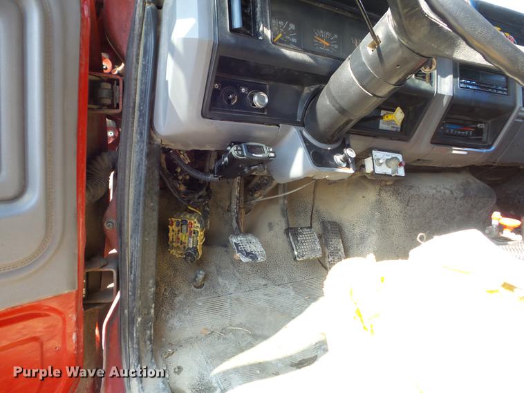 image for item DC7391 1996 Ford F800 dump truck