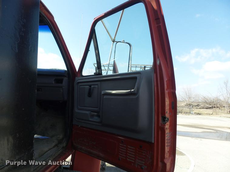 image for item DC7391 1996 Ford F800 dump truck