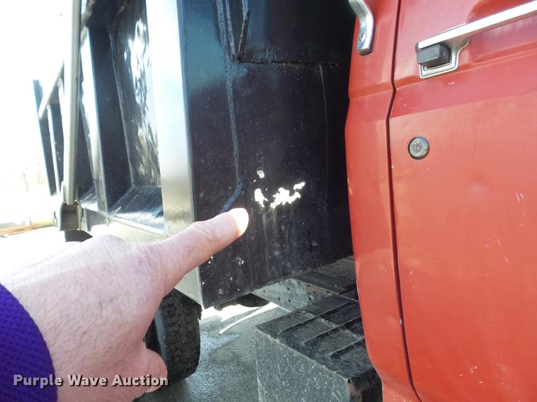 image for item DC7391 1996 Ford F800 dump truck