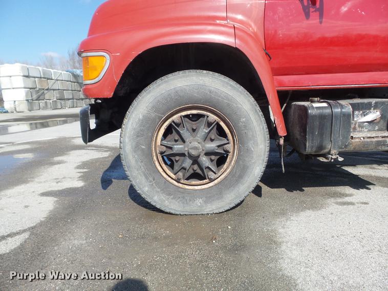 image for item DC7391 1996 Ford F800 dump truck