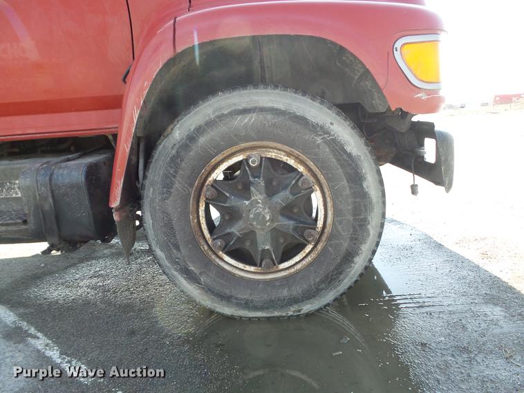 image for item DC7391 1996 Ford F800 dump truck