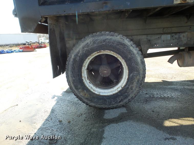 image for item DC7391 1996 Ford F800 dump truck