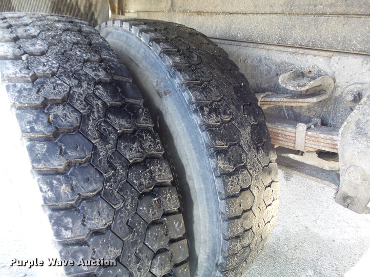 image for item DC7391 1996 Ford F800 dump truck