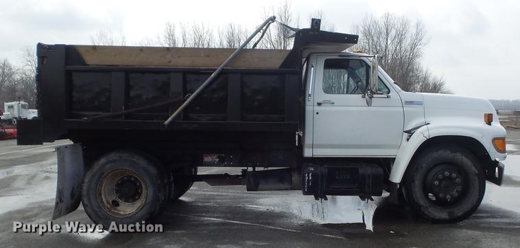image for item DC7394 1995 Ford F800 dump truck