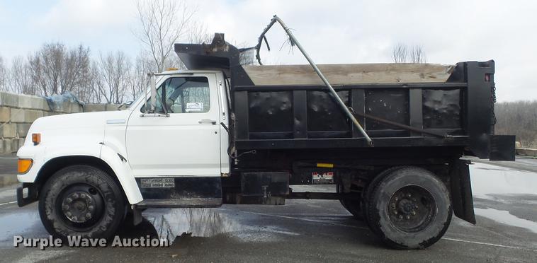 image for item DC7394 1995 Ford F800 dump truck