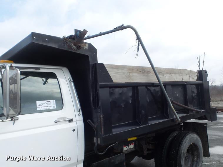 image for item DC7394 1995 Ford F800 dump truck