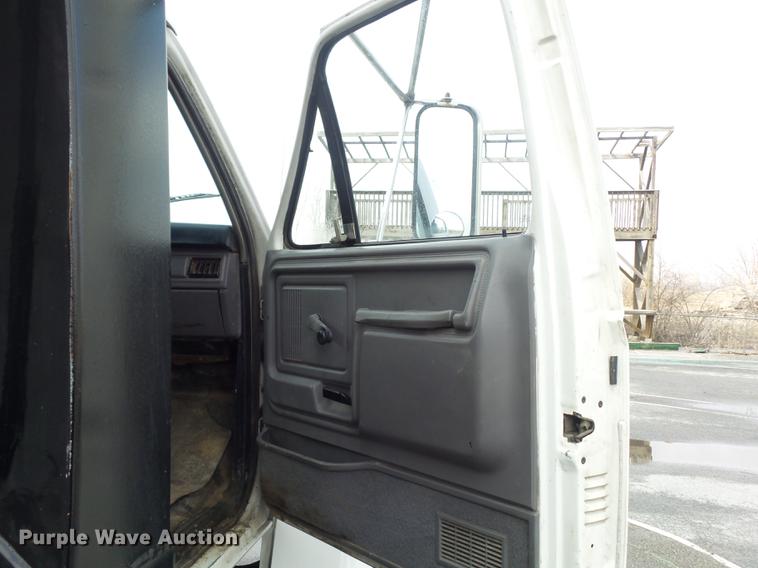 image for item DC7394 1995 Ford F800 dump truck