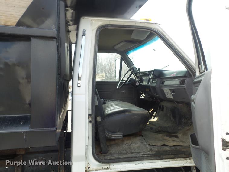 image for item DC7394 1995 Ford F800 dump truck