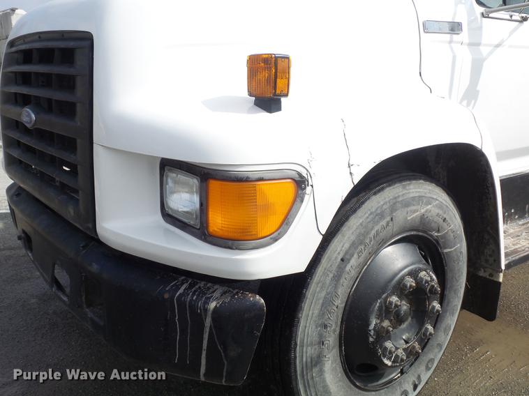 image for item DC7394 1995 Ford F800 dump truck