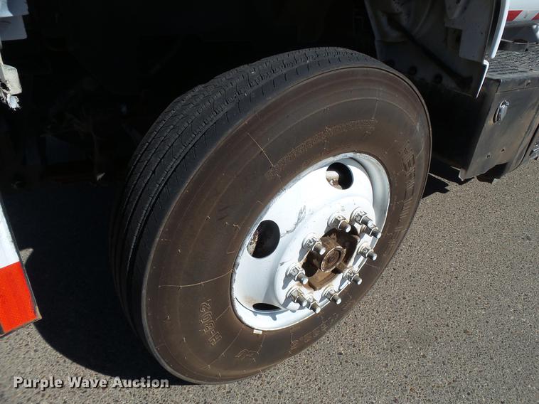 image for item DD1231 2000 GMC C7500 bucket truck