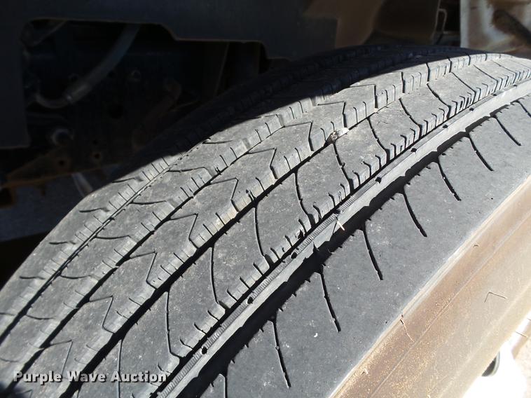 image for item DD1231 2000 GMC C7500 bucket truck