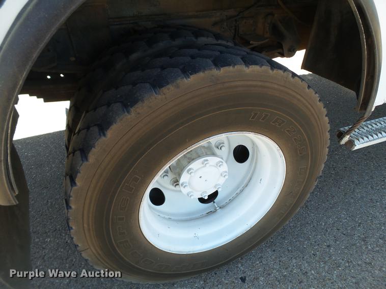 image for item DD1231 2000 GMC C7500 bucket truck