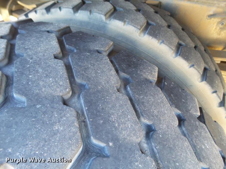 image for item DD1231 2000 GMC C7500 bucket truck