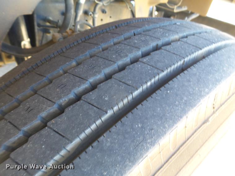 image for item DD1231 2000 GMC C7500 bucket truck