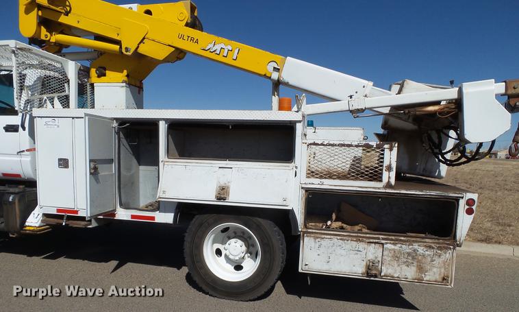 image for item DD1231 2000 GMC C7500 bucket truck