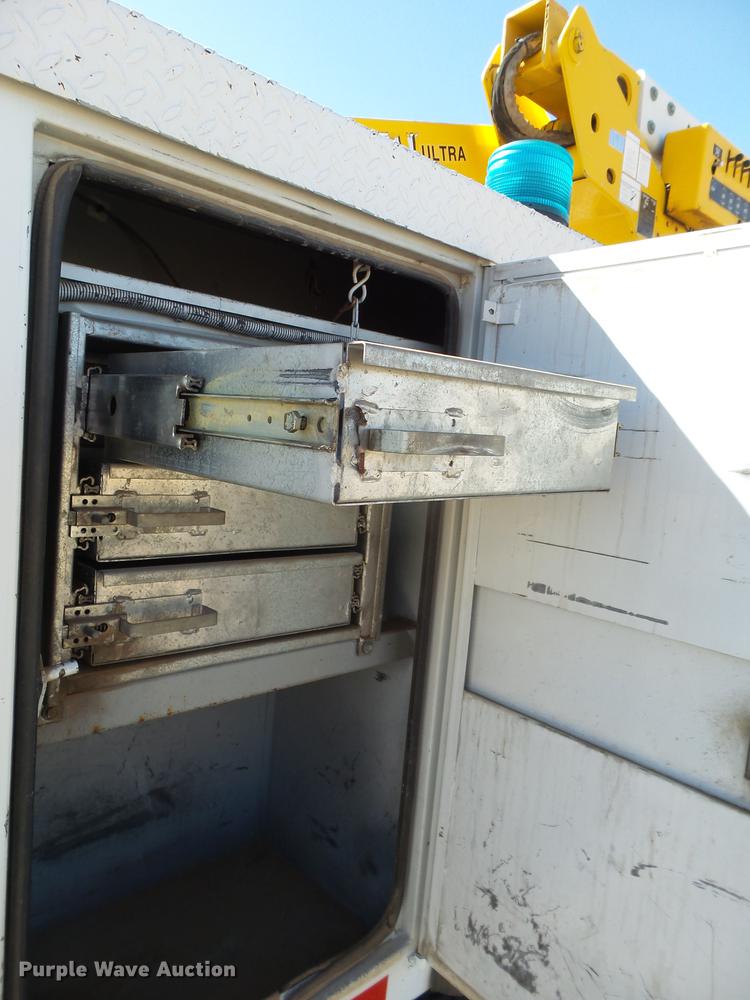 image for item DD1231 2000 GMC C7500 bucket truck