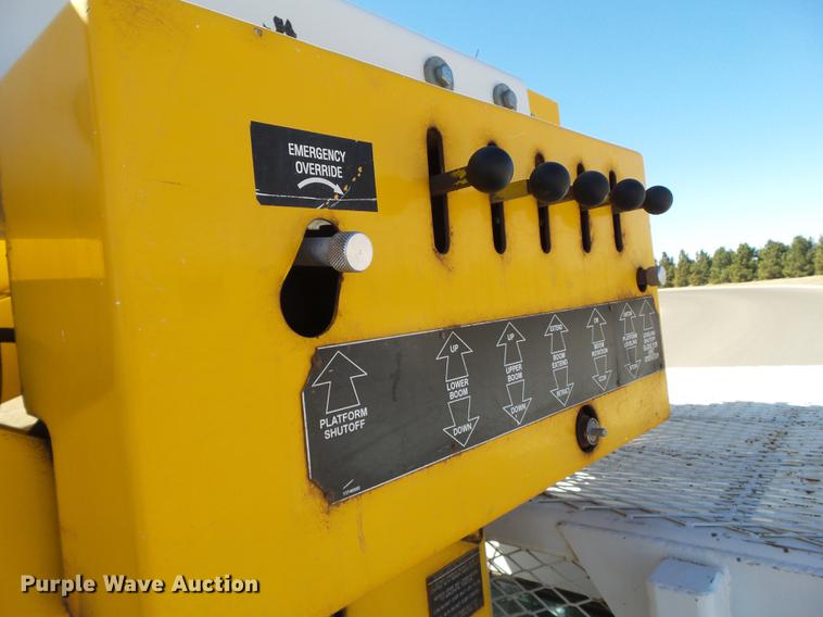 image for item DD1231 2000 GMC C7500 bucket truck